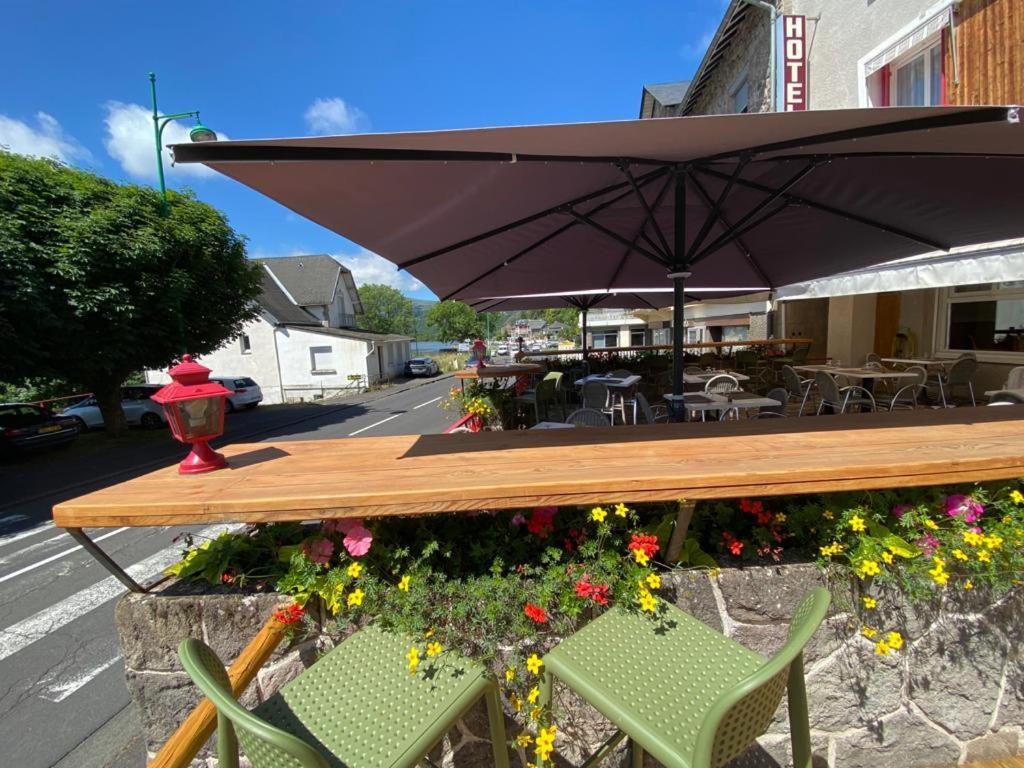 Hotel Restaurant Le Grillon Chambon-sur-Lac Exteriér fotografie