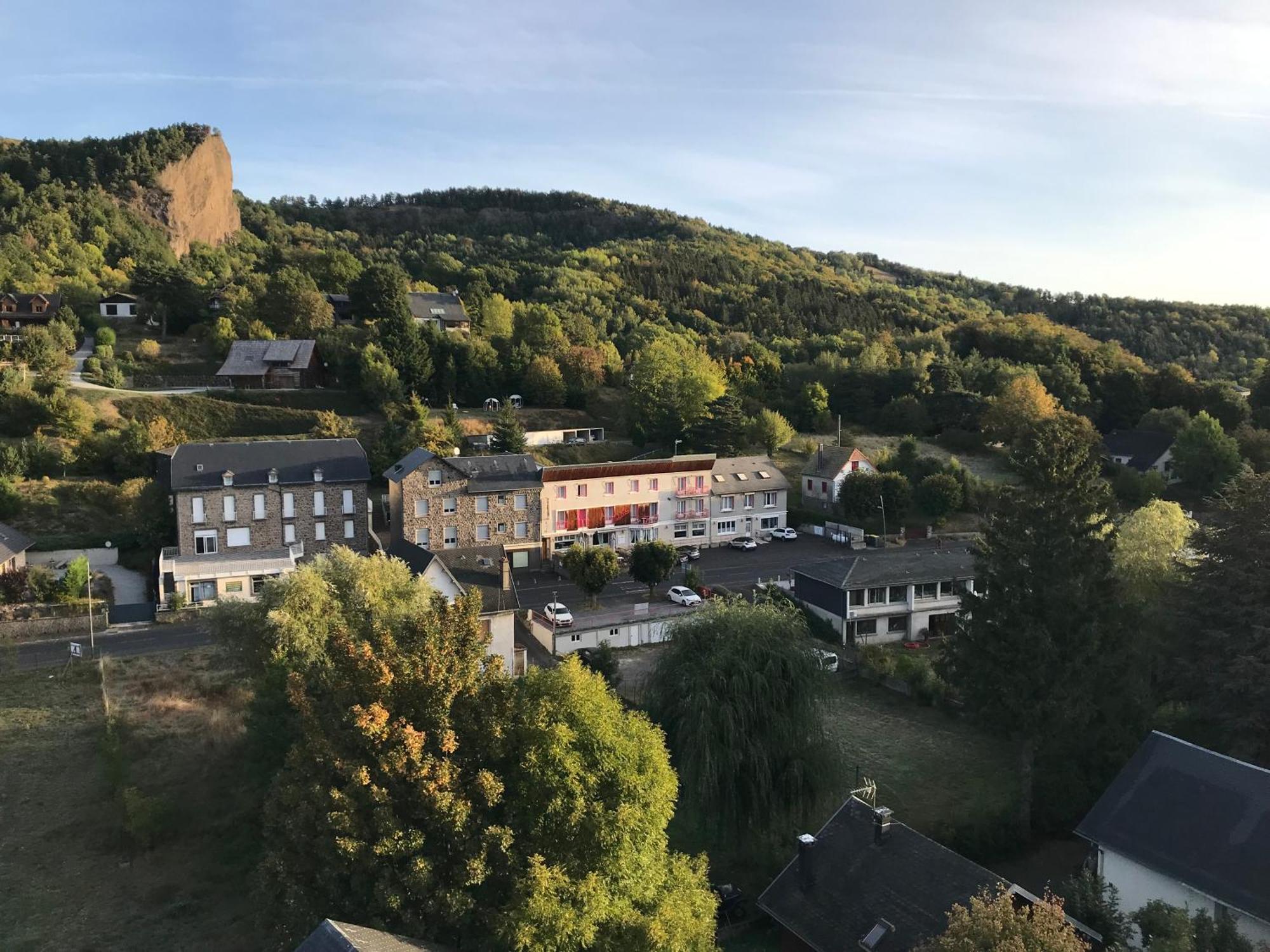 Hotel Restaurant Le Grillon Chambon-sur-Lac Exteriér fotografie