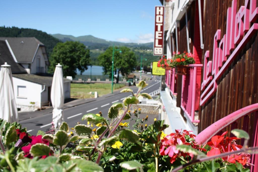 Hotel Restaurant Le Grillon Chambon-sur-Lac Exteriér fotografie